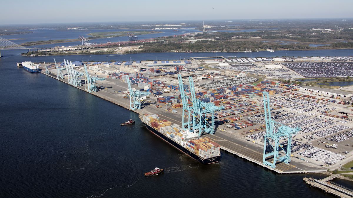 Lô hàng container tăng tại JAXPORT