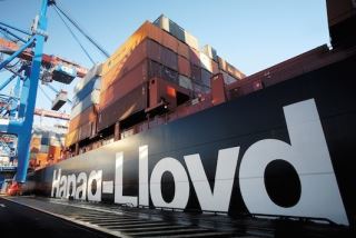 Thuỷ thủ đoàn sơ tán tàu Hapag- Lloyd đang cháy ở Đại Tây Dương.